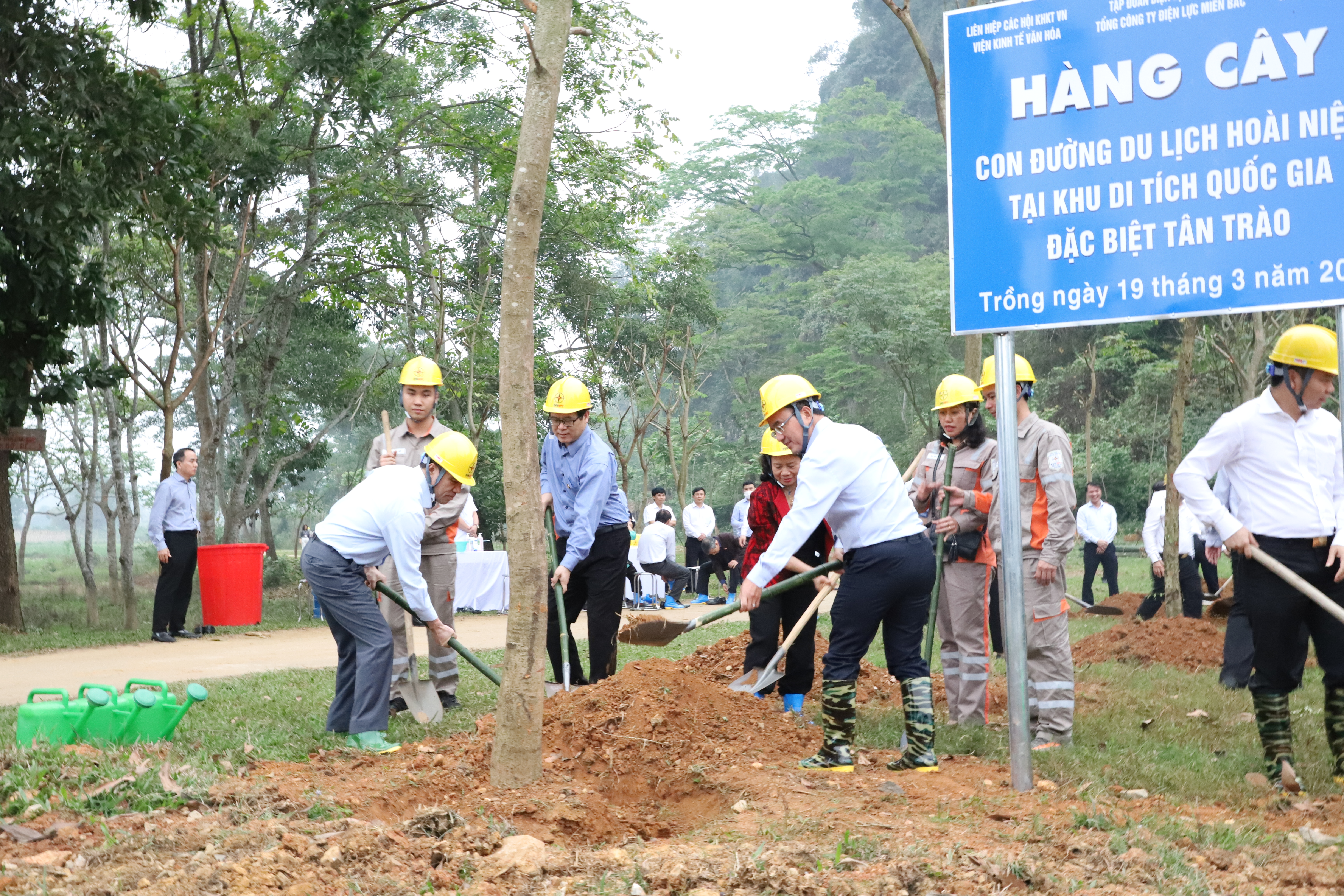 &Ocirc;ng Dương Quang Th&agrave;nh c&ugrave;ng L&atilde;nh đạo tỉnh Tuy&ecirc;n Quang tham gia trồng c&acirc;y