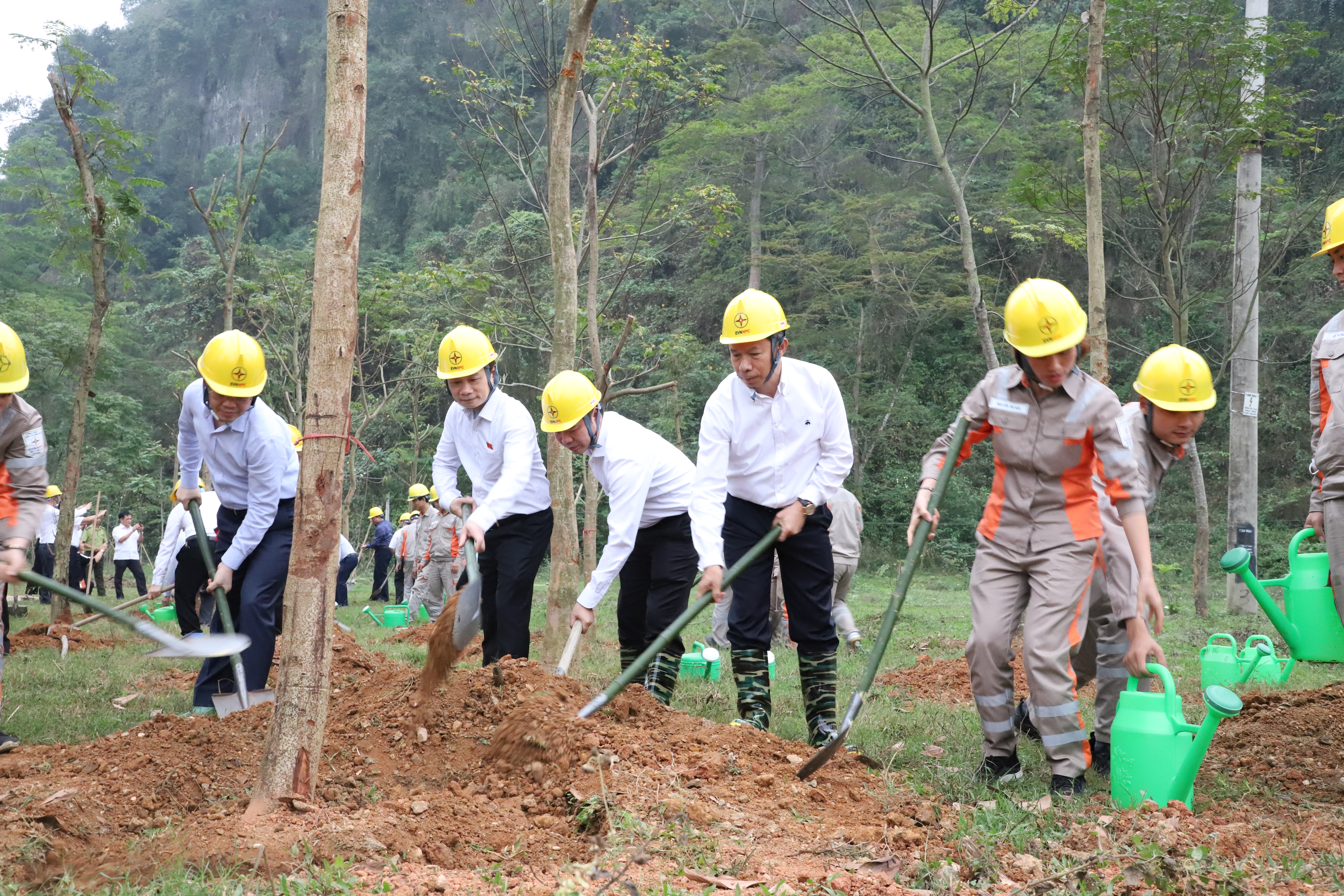 &Ocirc;ng Thiều Kim Quỳnh c&ugrave;ng CBCNV C&ocirc;ng ty Điện lực Tuy&ecirc;n Quang tham gia tại buổi lễ