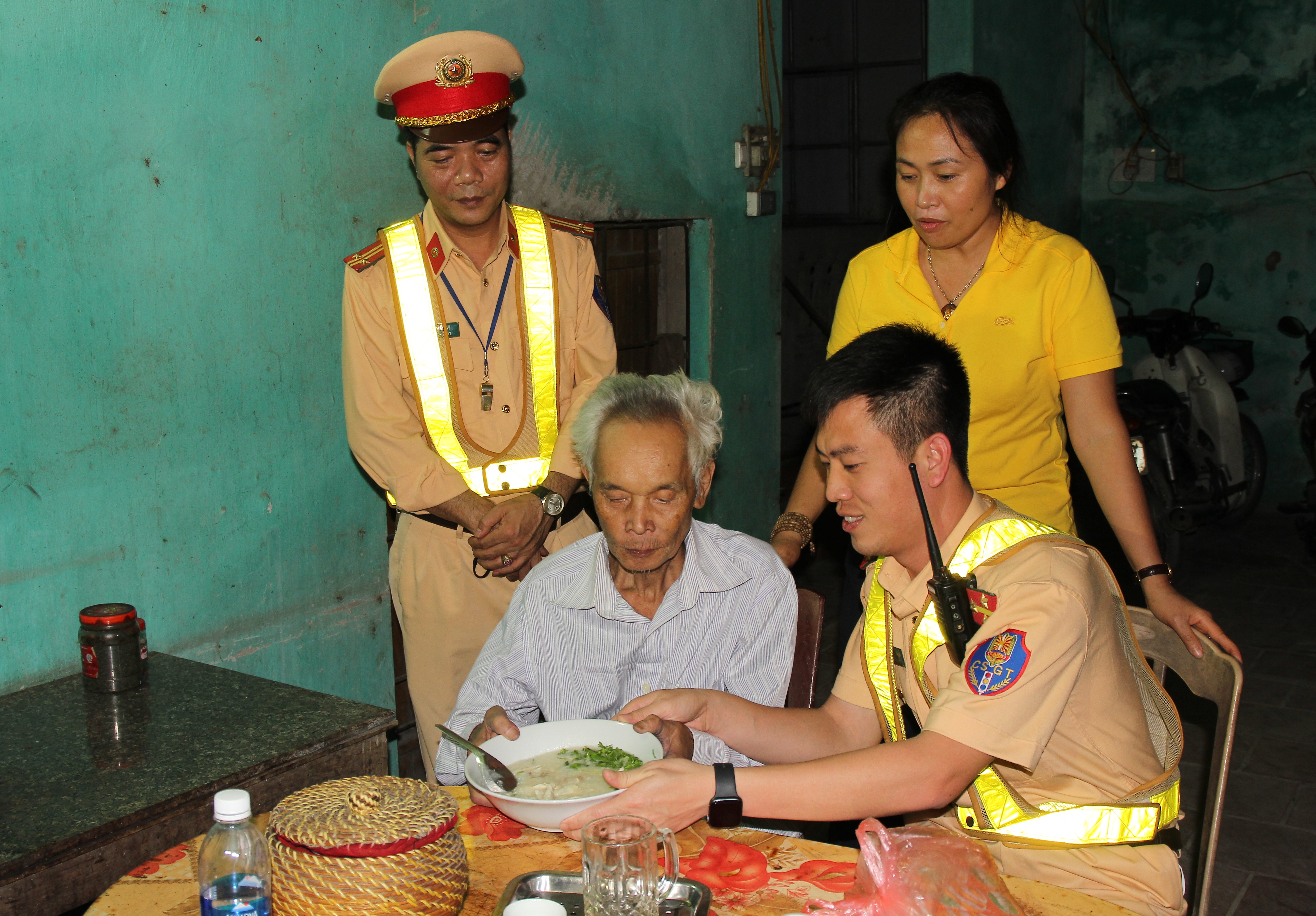 Đại diện l&atilde;nh đạo đơn vị v&agrave; tổ c&ocirc;ng t&aacute;c thăm hỏi, phục hồi sức khỏe cho &ocirc;ng Trịnh Văn Phố v&agrave; ngay trong đ&ecirc;m, tổ c&ocirc;ng t&aacute;c ph&ograve;ng Cảnh s&aacute;t giao th&ocirc;ng C&ocirc;ng an tỉnh H&agrave; Nam đ&atilde; đưa &ocirc;ng Trịnh Văn Phố về với gia đ&igrave;nh an to&agrave;n