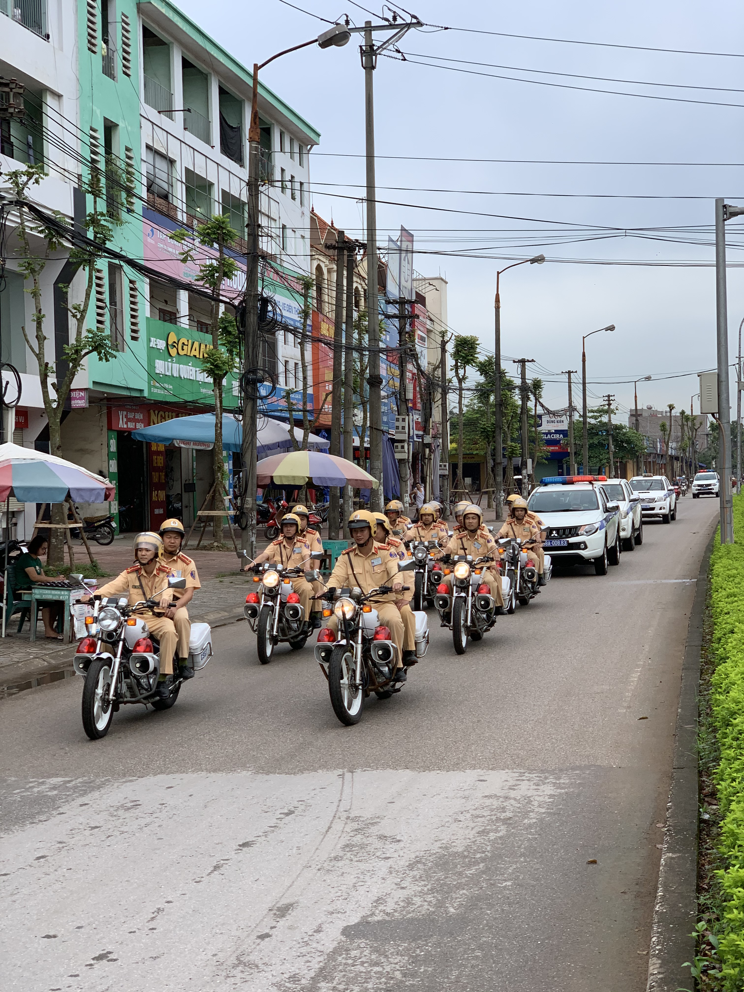 Lực lượng cảnh sát giao thông trong ngày đầu ra quân