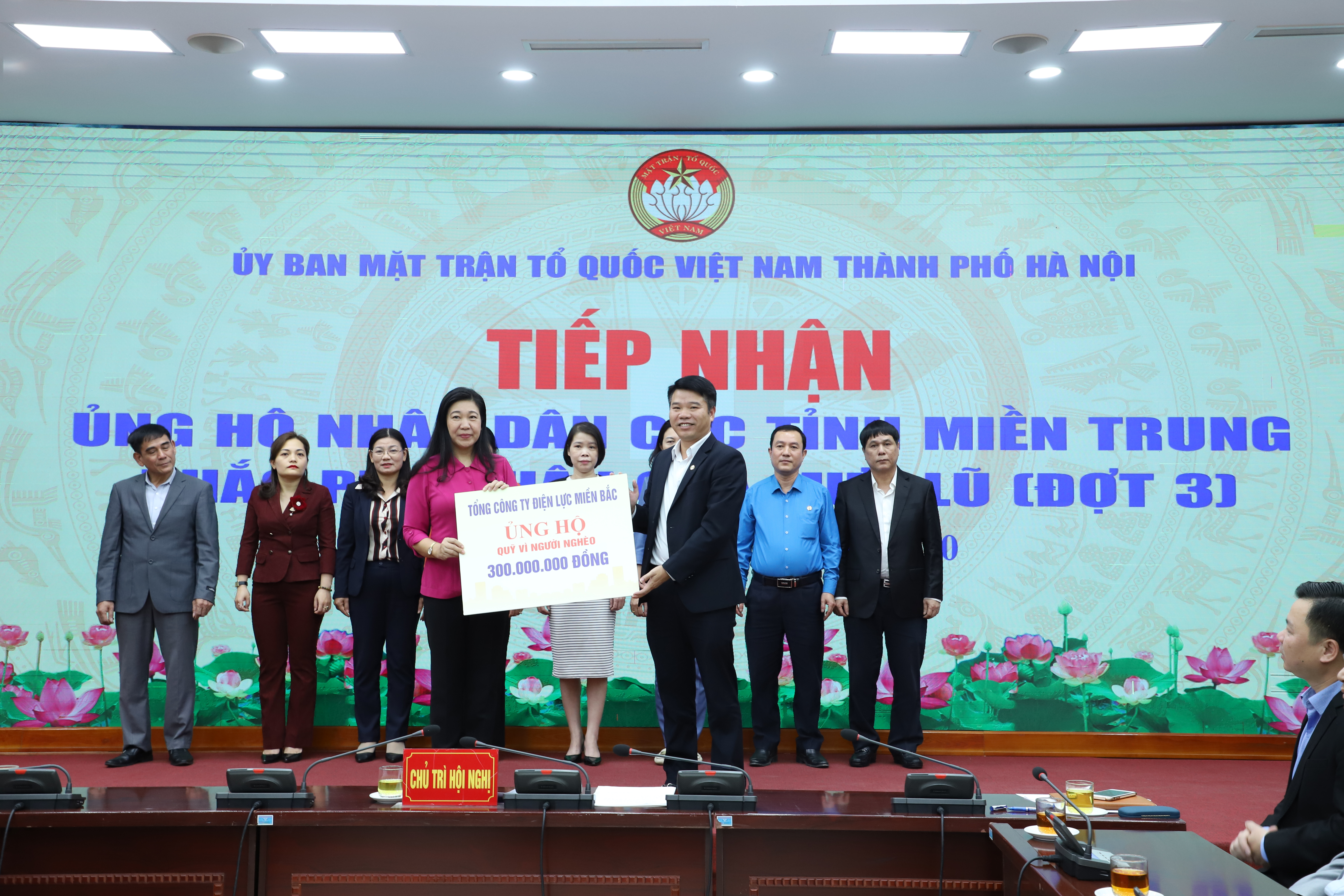 &Ocirc;ng Trịnh Quang Minh - Chủ tịch C&ocirc;ng đo&agrave;n Tổng c&ocirc;ng ty trao 300 triệu đồng cho Ủy ban MTTQ th&agrave;nh phố H&agrave; Nội ủng hộ Quỹ v&igrave; người ngh&egrave;o