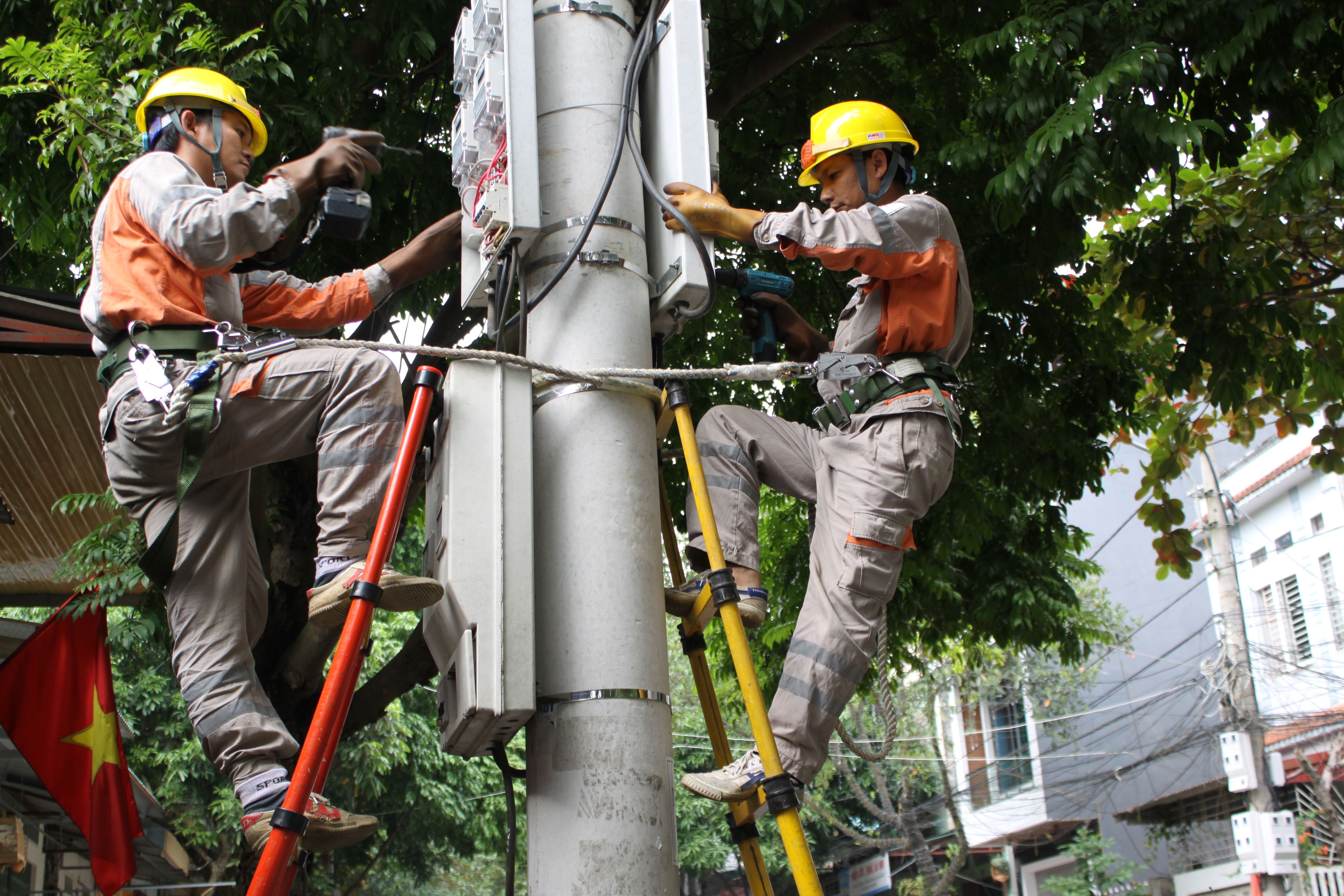 C&ocirc;ng nh&acirc;n Điện lực Th&agrave;nh phố L&agrave;o Cai triển khai lắp đặt c&ocirc;ng tơ điện tử nhằm c&ocirc;ng khai, minh bạch v&agrave; ghi chỉ số c&ocirc;ng tơ một c&aacute;ch chuẩn x&aacute;c