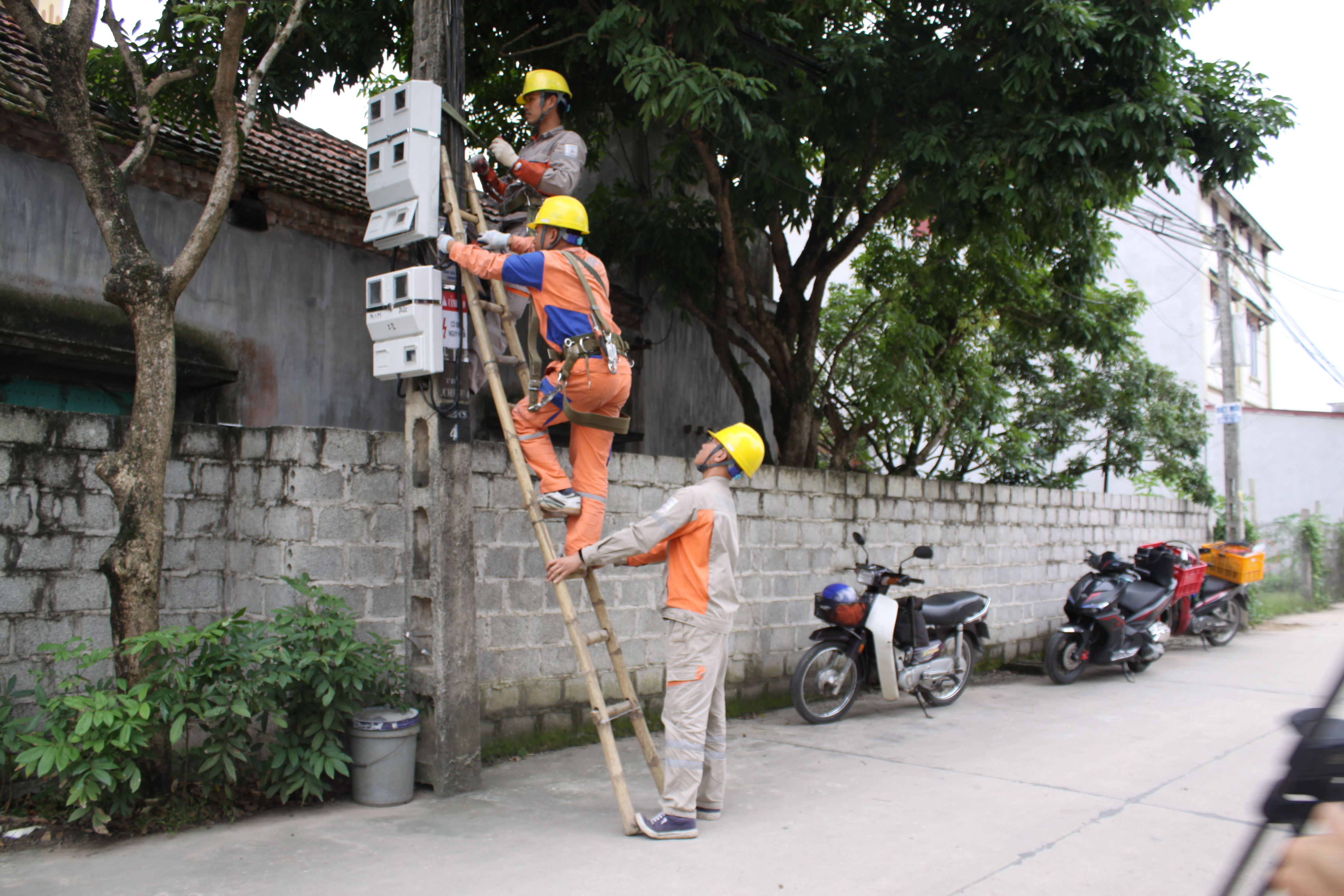 C&ocirc;ng nh&acirc;n Điện lực Th&agrave;nh phố Hưng Y&ecirc;n cải tạo, sữa chữa lưới điện