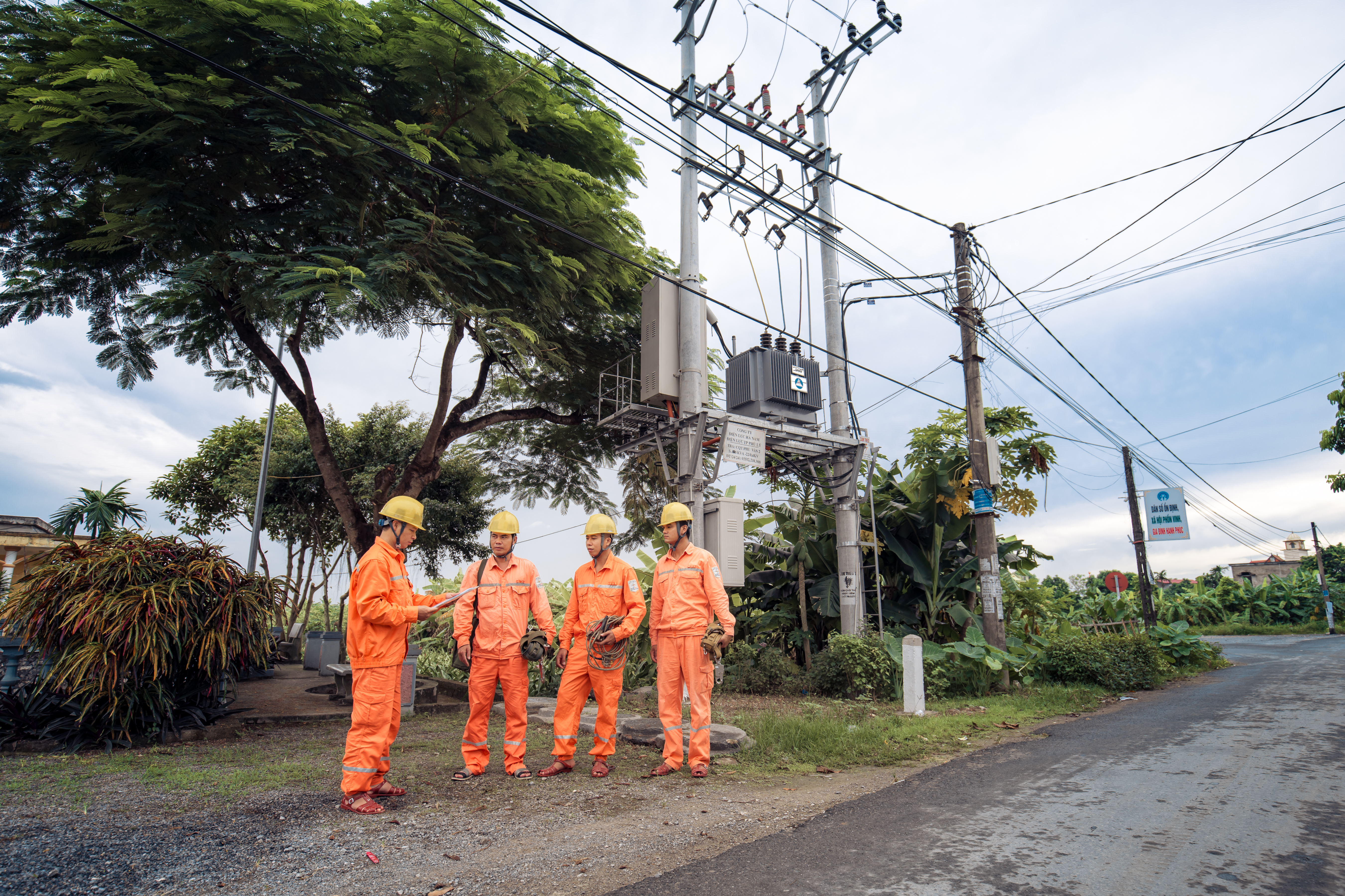 C&aacute;c đơn vị trong to&agrave;n Tổng c&ocirc;ng ty Điện lực miền Bắc triển khai lập v&agrave; thực hiện kế hoạch, đảm bảo điện cho sản xuất v&agrave; ti&ecirc;u d&ugrave;ng