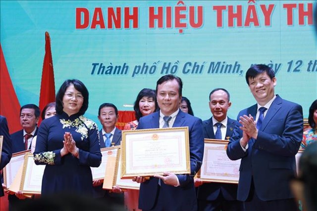 Ph&oacute; Chủ tịch nước Đặng Thị Ngọc Thịnh trao tặng danh hiệu Thầy thuốc ưu t&uacute; cho c&aacute;c c&aacute; nh&acirc;n Trường Đại học Y dược Th&agrave;nh phố Hồ Ch&iacute; Minh.