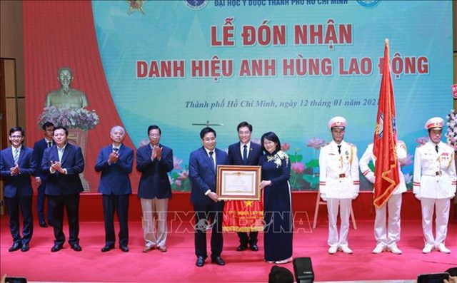 &nbsp;Ph&oacute; Chủ tịch nước Đặng Thị Ngọc Thịnh trao tặng danh hiệu Anh h&ugrave;ng Lao động thời kỳ đổi mới cho Trường Đại học Y dược Th&agrave;nh phố Hồ Ch&iacute; Minh.