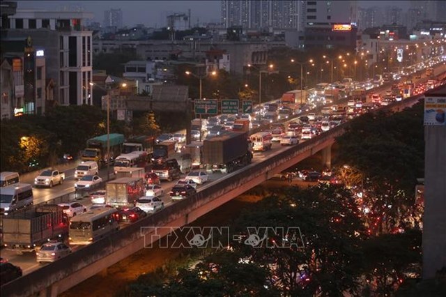 C&aacute;c phương tiện di chuyển chậm tr&ecirc;n đường v&agrave;nh đai 3 tr&ecirc;n cao.