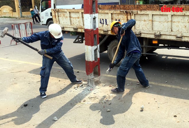 Hơn 60 cột điện ngả nghi&#234;ng giữa đường ở TP.Hồ Ch&#237; Minh đ&#227; được di dời - Ảnh 1