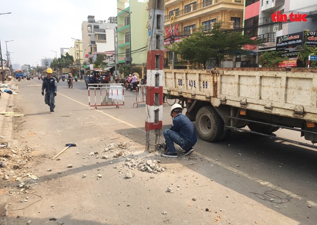 Nh&acirc;n vi&ecirc;n điện lực tiến h&agrave;nh di dời h&agrave;ng cột điện tr&ecirc;n đường T&ocirc; Hiệu.