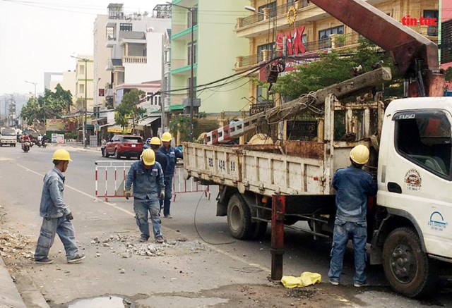 Đến chiều ng&agrave;y 30/3, h&agrave;ng cột điện tr&ecirc;n đường T&ocirc; Hiệu đ&atilde; được di dời xong.