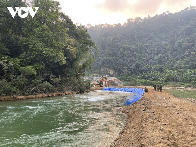 C&aacute;c lực lương ngăn d&ograve;ng R&agrave;o Trăng để t&igrave;m kiếm nạn nh&acirc;n. &nbsp;