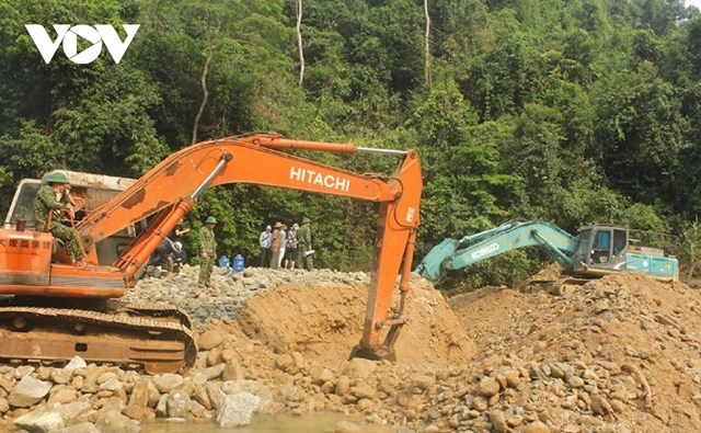 Lực lượng chức năng triển khai t&igrave;m kiếm ở c&aacute;c b&atilde;i bồi tại R&agrave;o Trăng 3. &nbsp;