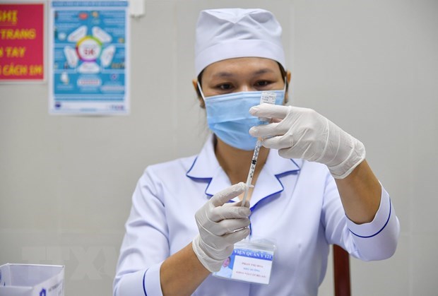 Y b&aacute;c sỹ chuẩn bị vaccine trước khi ti&ecirc;m. (Ảnh: TTXVN/Vietnam+) &nbsp;