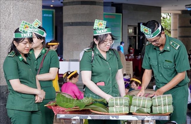 &nbsp;Đội thanh ni&ecirc;n xung phong Th&agrave;nh phố Hồ Ch&iacute; Minh tham gia "Hội thi G&oacute;i, nấu b&aacute;nh chưng d&acirc;ng c&uacute;ng Quốc Tổ&rdquo; lần thứ 3 năm 2021.