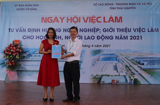 B&agrave; Ng&ocirc; Thị Lợi, Gi&aacute;m đốc C&ocirc;ng ty Cổ phần Hợp t&aacute;c quốc tế Hashi Việt Nam trao tặng trường THPT V&otilde; Nhai 05 suất học bổng du học nước ngo&agrave;i cho c&aacute;c em học sinh