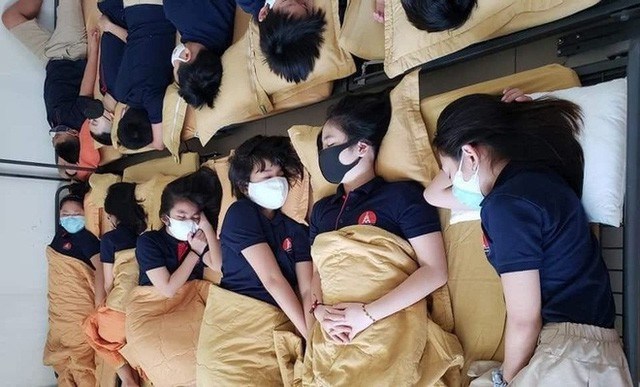 H&igrave;nh ảnh học sinh đeo khẩu trang khi ngủ trưa tại trường khiến thầy Nguyễn Xu&acirc;n Khang giật m&igrave;nh. Ảnh: FB.