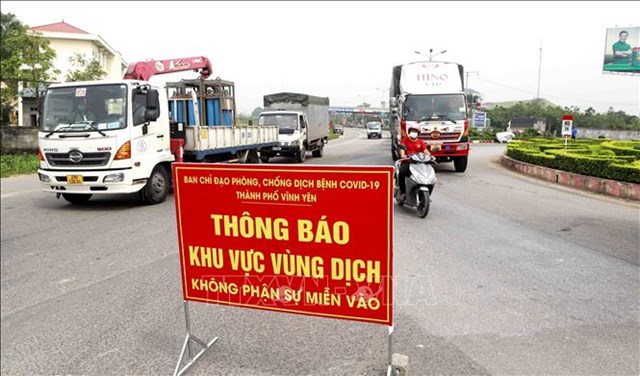 &nbsp;C&aacute;c chốt kiểm so&aacute;t dịch COVID-19 của th&agrave;nh phố Vĩnh Y&ecirc;n, tỉnh Vĩnh Ph&uacute;c tập trung kiểm tra, kiểm so&aacute;t phương tiện giao th&ocirc;ng, tập trung v&agrave;o c&aacute;c phương tiện chở kh&aacute;ch, đặc biệt l&agrave; xe đi qua v&agrave; đến từ v&ugrave;ng dịch. Ảnh: Ho&agrave;ng H&ugrave;ng/TTXVN