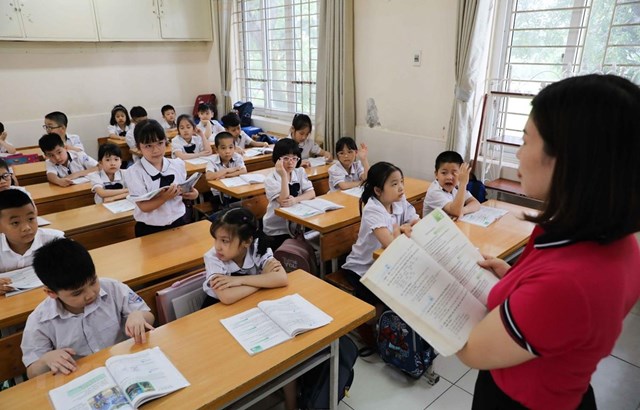 Học sinh Trường Tiểu học Nghĩa T&acirc;n, quận Cầu Giấy v&agrave;o giờ học đầu ti&ecirc;n tại trường sau thời gian d&agrave;i nghỉ ở nh&agrave;. (Ảnh: Thanh T&ugrave;ng/TTXVN) &nbsp;