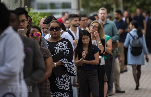 Người d&acirc;n xếp h&agrave;ng chờ phỏng vấn xin việc tại th&agrave;nh phố Arlington, bang Virginia, Mỹ. (Ảnh: AFP/TTXVN)