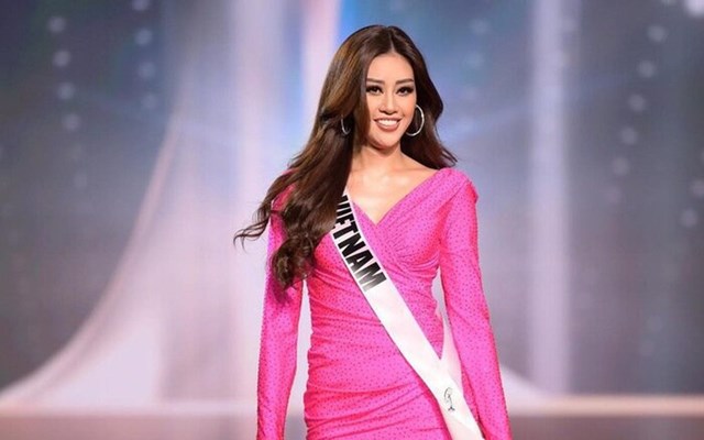 Kh&aacute;nh V&acirc;n tỏa s&aacute;ng trong đ&ecirc;m Chung kết Miss Universe 2020.