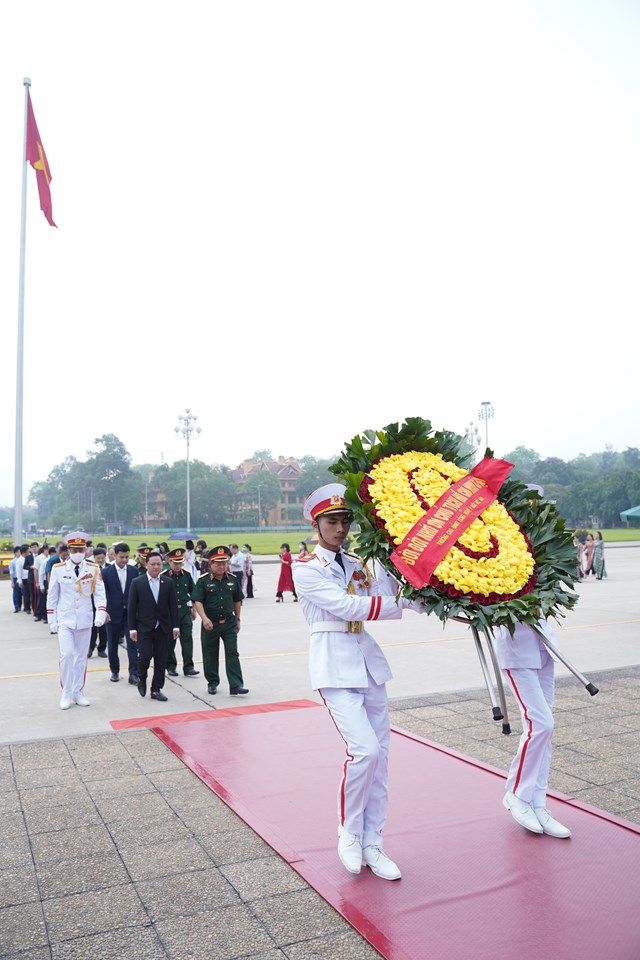 Đo&agrave;n Ban Gi&aacute;m hiệu, sinh vi&ecirc;n Trường Cao đẳng C&ocirc;ng nghệ Y - Dược Việt Nam v&agrave;o viếng&nbsp; Lăng Chủ tịch Hồ Ch&iacute; Minh