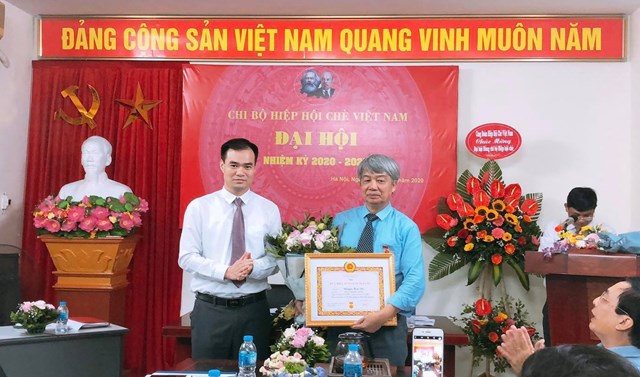 &Ocirc;ng Phan Th&agrave;nh C&ocirc;ng - Ủy vi&ecirc;n Ban chấp h&agrave;nh, Trưởng ban Tuy&ecirc;n gi&aacute;o Đảng ủy Bộ N&ocirc;ng nghiệp v&agrave; PTNT đ&atilde; trao Huy hiệu 45 năm tuổi Đảng v&agrave; tặng hoa cho đồng ch&iacute; Nguyễn Hữu T&agrave;i - Chủ tịch Hiệp hội&nbsp;Ch&egrave;&nbsp;Việt Nam.