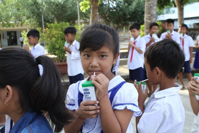 Học sinh Trường Tiểu học T&acirc;n Sơn, Tr&agrave; Vinh h&agrave;o hứng với hoạt động uống sữa tại trường