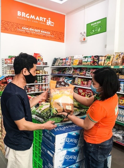 Nh&acirc;n vi&ecirc;n tận t&igrave;nh tư vấn cho kh&aacute;ch h&agrave;ng mua sắm tại Minimart Hapro Food