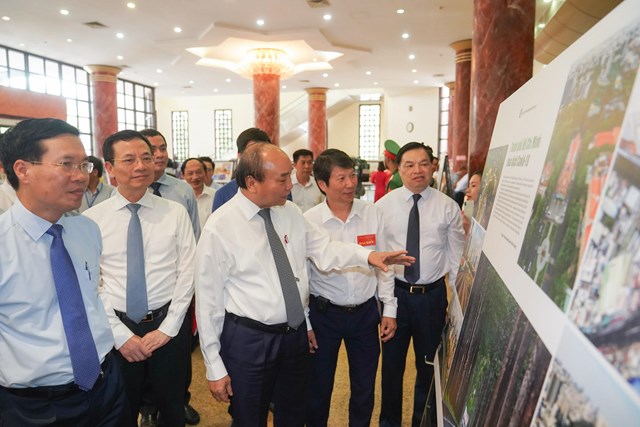 Thủ tướng Nguyễn Xu&acirc;n Ph&uacute;c thăm triển l&atilde;m tranh ảnh về ph&ograve;ng, chống COVID-19. Ảnh: VGP/Quang Hiếu &nbsp;