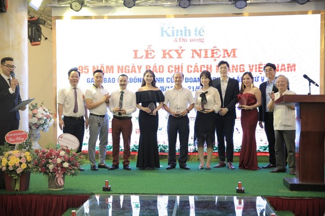 &Ocirc;ng Nguyễn Kim Cường - Tổng Gi&aacute;m đốc Ntea Group (thứ ba từ tr&aacute;isang) vinh dự nhận c&uacute;p lưu niệm của chương tr&igrave;nh
