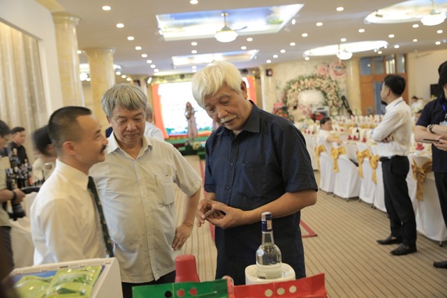 Nh&agrave; Sử học Dương Trung Quốc, Chủ tịch Hiệp hội Ch&egrave; Việt Nam &Ocirc;ng Nguyễn Hữu T&agrave;i gh&eacute; thăm gian h&agrave;ng trưng b&agrave;y của Ntea Group v&agrave; cảm thấy th&iacute;ch th&uacute; với những sản phẩm mang thương hiệu Ntea