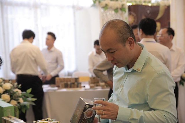 Kh&aacute;ch h&agrave;ng thưởng thức sản phẩm tại gian h&agrave;ng Ntea Group