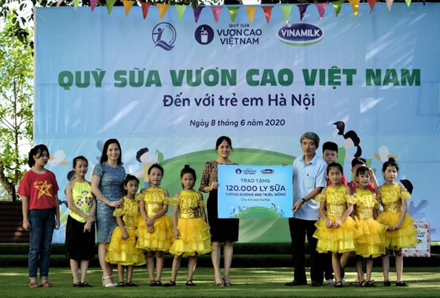   Vinamilk mang niềm vui uống sữa đến với trẻ em H&#224; Nội - Ảnh 7