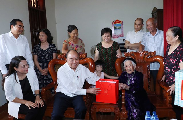 Trong chuyến c&ocirc;ng t&aacute;c, Thủ tướng Nguyễn xu&acirc;n Ph&uacute;c thăm v&agrave; tặng qu&agrave; B&agrave; mẹ Việt Nam Anh h&ugrave;ng Trần Thị Phi c&oacute; 2 con l&agrave; liệt sĩ tại x&atilde; Ninh Tiến, TP. Ninh B&igrave;nh, tỉnh Ninh B&igrave;nh. Ảnh: VGP/Quang Hiếu &nbsp;