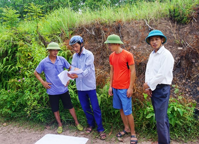 C&aacute;n bộ ph&ograve;ng chuy&ecirc;n m&ocirc;n huyện Đầm H&agrave; v&agrave; x&atilde; Quảng T&acirc;n kiểm đếm t&agrave;i sản tr&ecirc;n đất với sự c&oacute; mặt của hộ gia đ&igrave;nh trong diện GPMB.