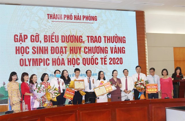 L&atilde;nh đạo TP Hải Ph&ograve;ng tặng bằng khen học sinh, gi&aacute;o vi&ecirc;n v&agrave; trường THPT Chuy&ecirc;n Trần Ph&uacute; &nbsp;