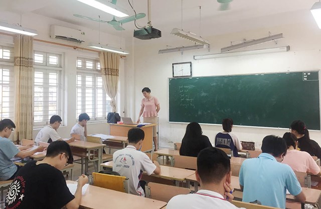 Một tiết &ocirc;n tập tiếng Anh của học sinh khối 12, Trường THPT Chuy&ecirc;n Hạ Long. Ảnh chụp ng&agrave;y 30/7.