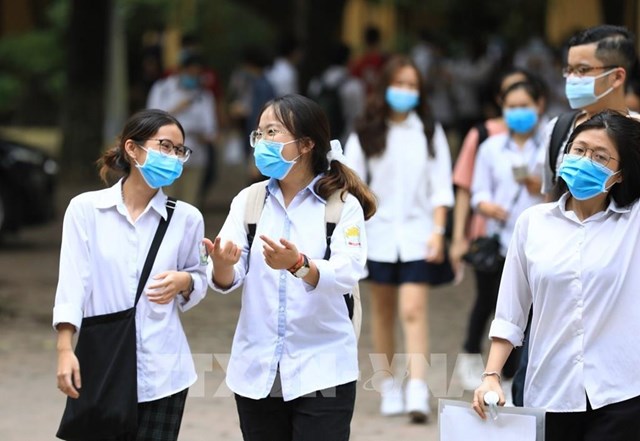 Đề thi Tiếng Anh năm nay vừa sức học sinh, c&aacute;c th&iacute; sinh vui vẻ khi ho&agrave;n th&agrave;nh m&ocirc;n thi cuối c&ugrave;ng tại điểm THPT Quang Trung (H&agrave; Nội). Ảnh: Th&agrave;nh Đạt - TTXVN &nbsp;