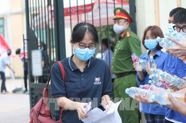 Th&iacute; sinh tại điểm thi Trường THPT Thăng Long, quận Hai B&agrave; Trưng (H&agrave; Nội) phấn khởi sau khi ho&agrave;n th&agrave;nh b&agrave;i thi Ngoại ngữ, kết th&uacute;c kỳ thi tốt nghiệp THPT năm 2020 đợt 1. Ảnh: Thanh T&ugrave;ng - TTXVN &nbsp;