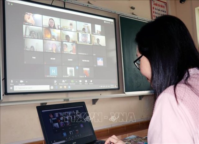 Gi&aacute;o vi&ecirc;n trường Tiểu học Hạ Long (Quảng Ninh) dạy trực tuyến. Ảnh: Văn Đức/TTXVN