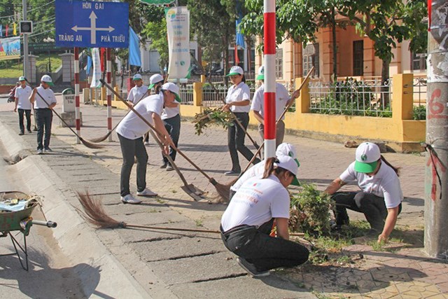 Người d&acirc;n TX Đ&ocirc;ng Triều hưởng ứng phong tr&agrave;o bảo vệ m&ocirc;i trường, giữ g&igrave;n vệ sinh nơi c&ocirc;ng cộng. Ảnh: Thu Trang (Trung t&acirc;m TT-VH Đ&ocirc;ng Triều)