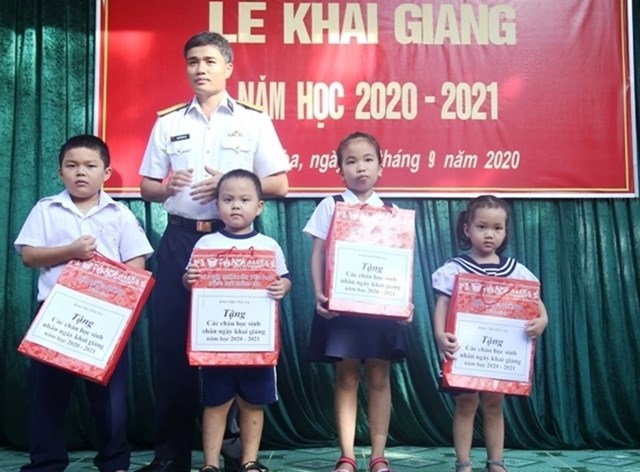 Tặng qu&agrave; cho c&aacute;c em học sinh.