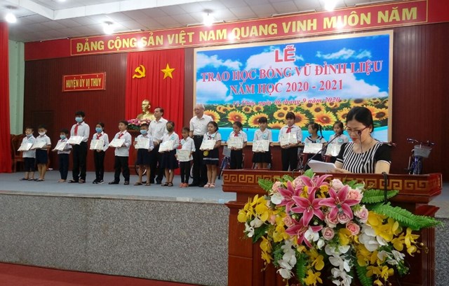 Trao Học bổng Vũ Đ&igrave;nh Liệu cho HS huyện Vị Thủy.