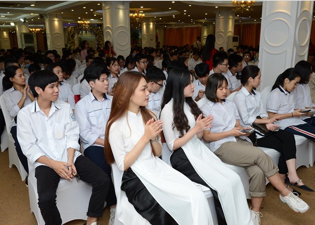Học sinh&nbsp;v&agrave; c&aacute;c kh&aacute;ch mời tham dự &nbsp;buổi Lễ khai giảng năm học mới 2020 - 2021&nbsp;Trường THPT Đ&ocirc;ng Kinh