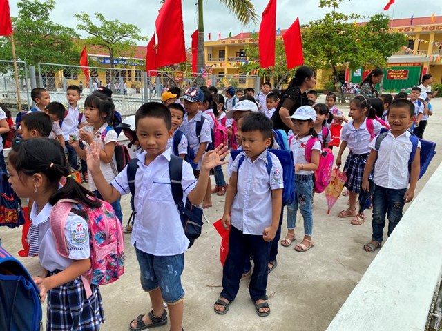 Niềm vui của nhiều học sinh Trường tiểu học Kim Đồng, thị trấn Y&ecirc;n Ninh, huyện Y&ecirc;n Kh&aacute;nh ( Ninh B&igrave;nh) khi trở lại trường học tập. &nbsp;