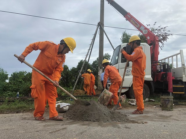 C&ocirc;ng ty Điện lực tỉnh Thừa Thi&ecirc;n Huế khẩn trương xử l&yacute; khắc phụ sự cố sau b&atilde;o số 5 &nbsp;