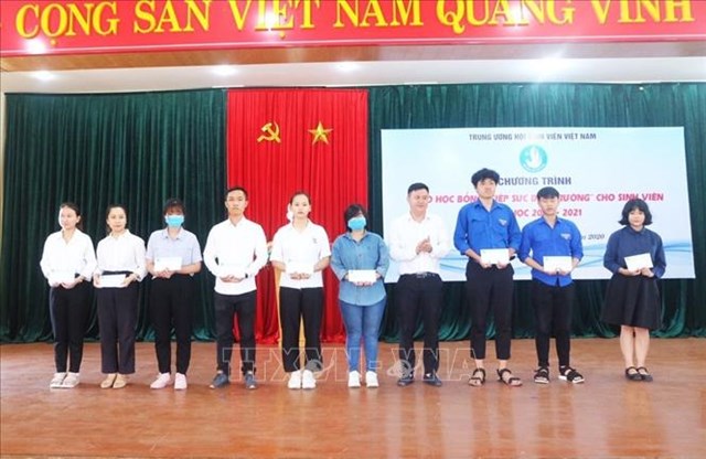 Trung ương Hội Sinh vi&ecirc;n Việt Nam trao tặng 20 suất học bổng cho c&aacute;c bạn sinh vi&ecirc;n c&oacute; ho&agrave;n cảnh kh&oacute; khăn đang học tập tại Đ&agrave; Nẵng.