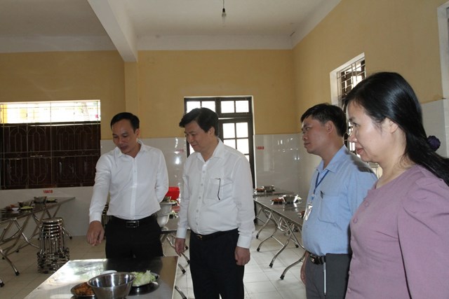 Thứ trưởng Nguyễn Hữu Độ tham quan bếp ăn của nh&agrave; trường