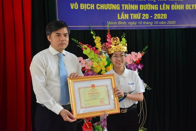 &Ocirc;ng B&ugrave;i Văn Linh - Vụ trưởng Vụ Gi&aacute;o dục Ch&iacute;nh trị v&agrave; c&ocirc;ng t&aacute;c HSSV trao bằng khen của Bộ trưởng Bộ GD&amp;ĐT cho Nguyễn Thị Thu Hằng. &nbsp;