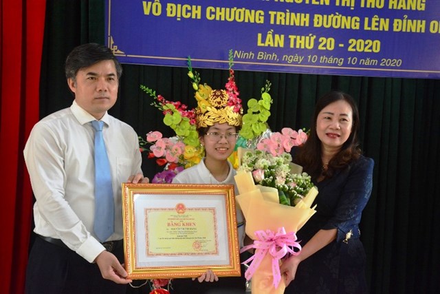 &Ocirc;ng B&ugrave;i Văn Linh - Vụ trưởng Vụ Gi&aacute;o dục Ch&iacute;nh trị v&agrave; c&ocirc;ng t&aacute;c HSSV c&ugrave;ng b&agrave; Phạm Thị Khuy&ecirc;n - Ph&oacute; GĐ Sở GD&amp;ĐT Ninh B&igrave;nh trao bằng khen của Bộ trưởng Bộ GD&amp;ĐT cho Nguyễn Thị Thu Hằng.